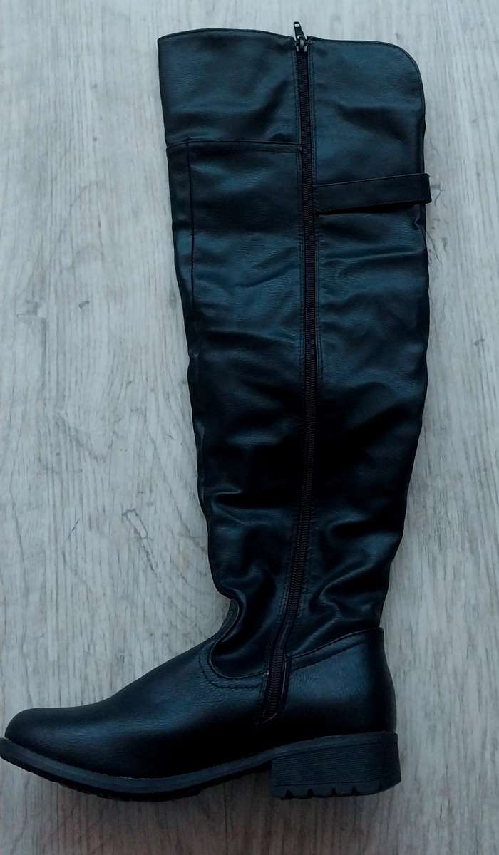 Ladies Warm black boot. Size 4