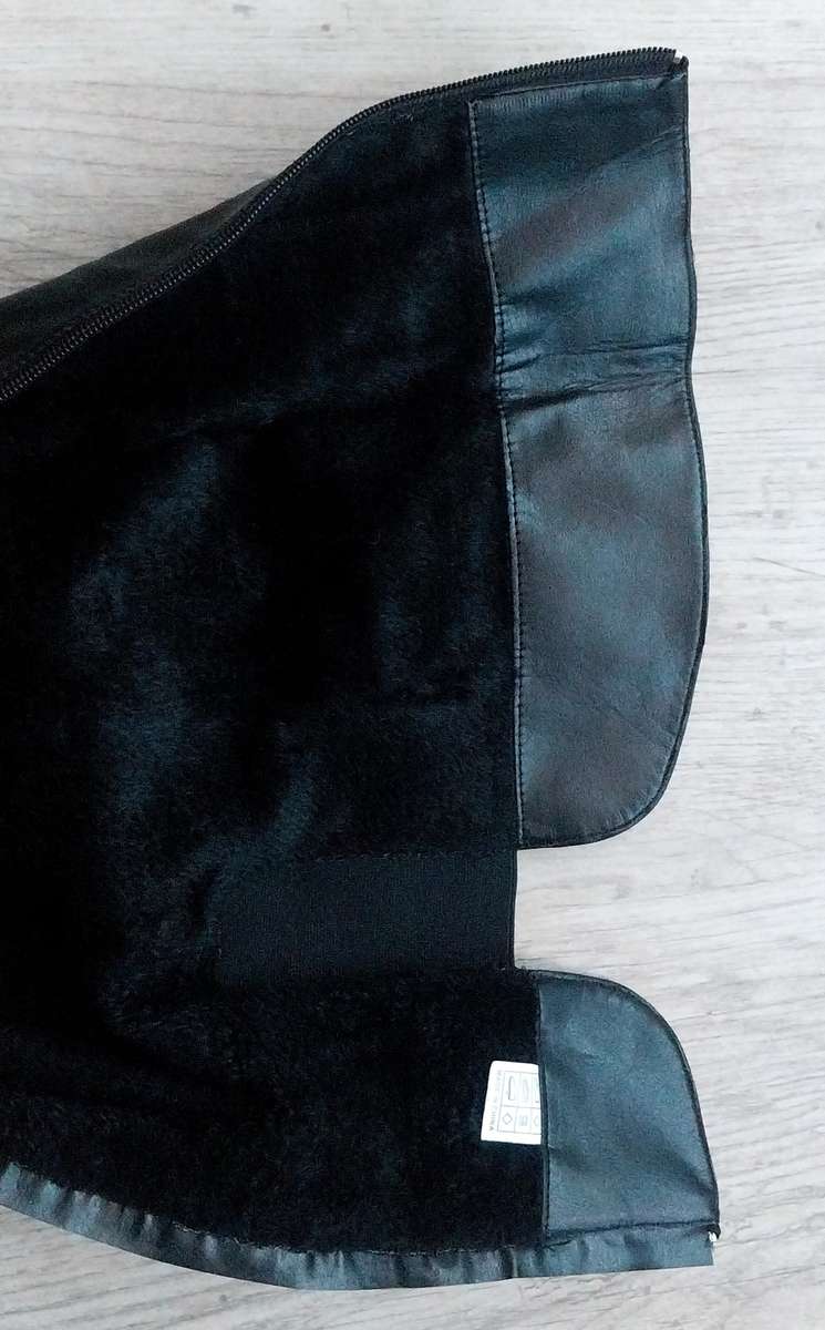Ladies Warm black boot. Size 4