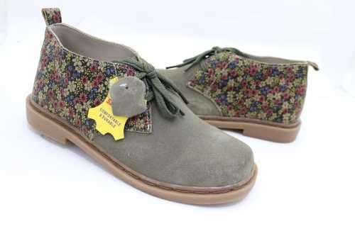 SAFARI SHOES. Size 8