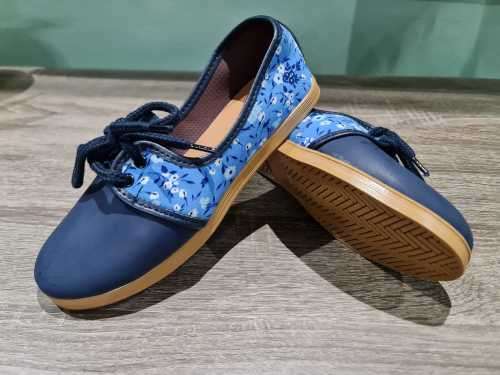 Ladies Fashion shoes. available in size 6