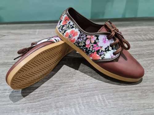 Ladies Fashion shoes. size 5