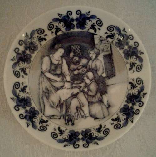 Two small OUDE MOLEN FABRIEK BV Delft Display plates