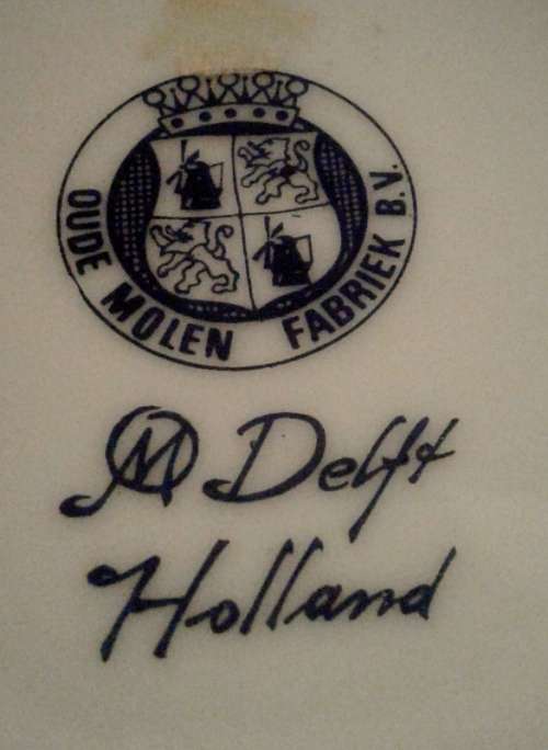 Two small OUDE MOLEN FABRIEK BV Delft Display plates
