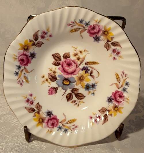 Elizabethan Hand Decorated Fine China. England (pin plate or small bowl)