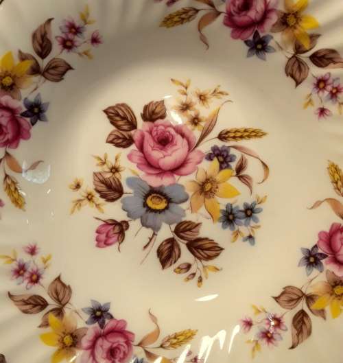Elizabethan Hand Decorated Fine China. England (pin plate or small bowl)