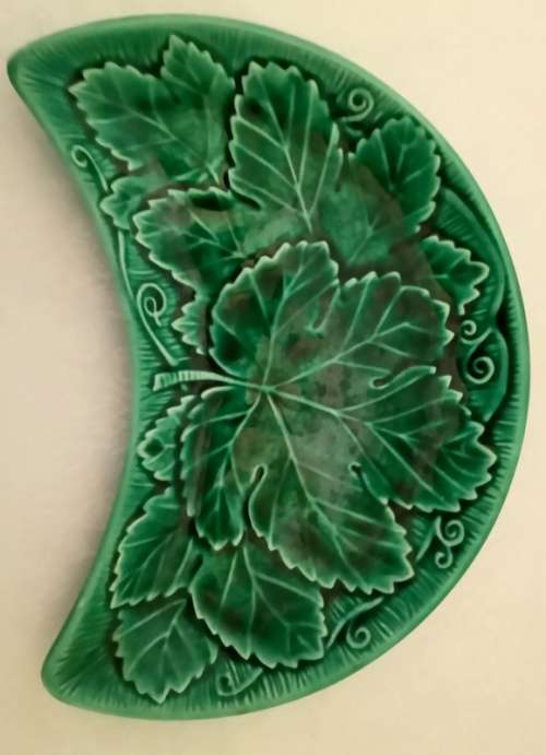 Vintage Wedgwood Majolica Crescent Green Vine Leaf dishes Circa 1962 (7 plates)