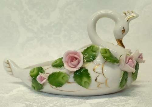 Beautiful vintage Swan Trinket