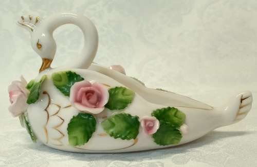 Beautiful vintage Swan Trinket