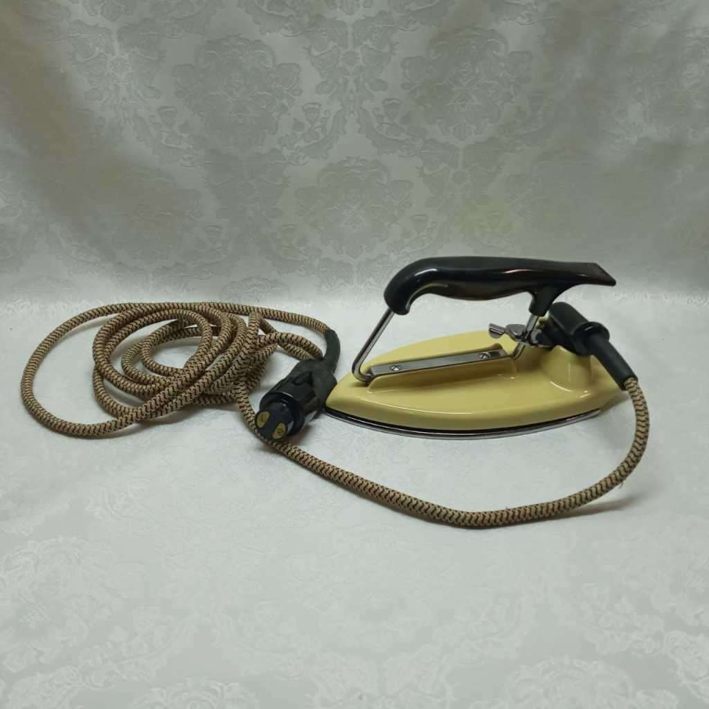 Circa 1936 Vintage HMV Electric travelling Iron