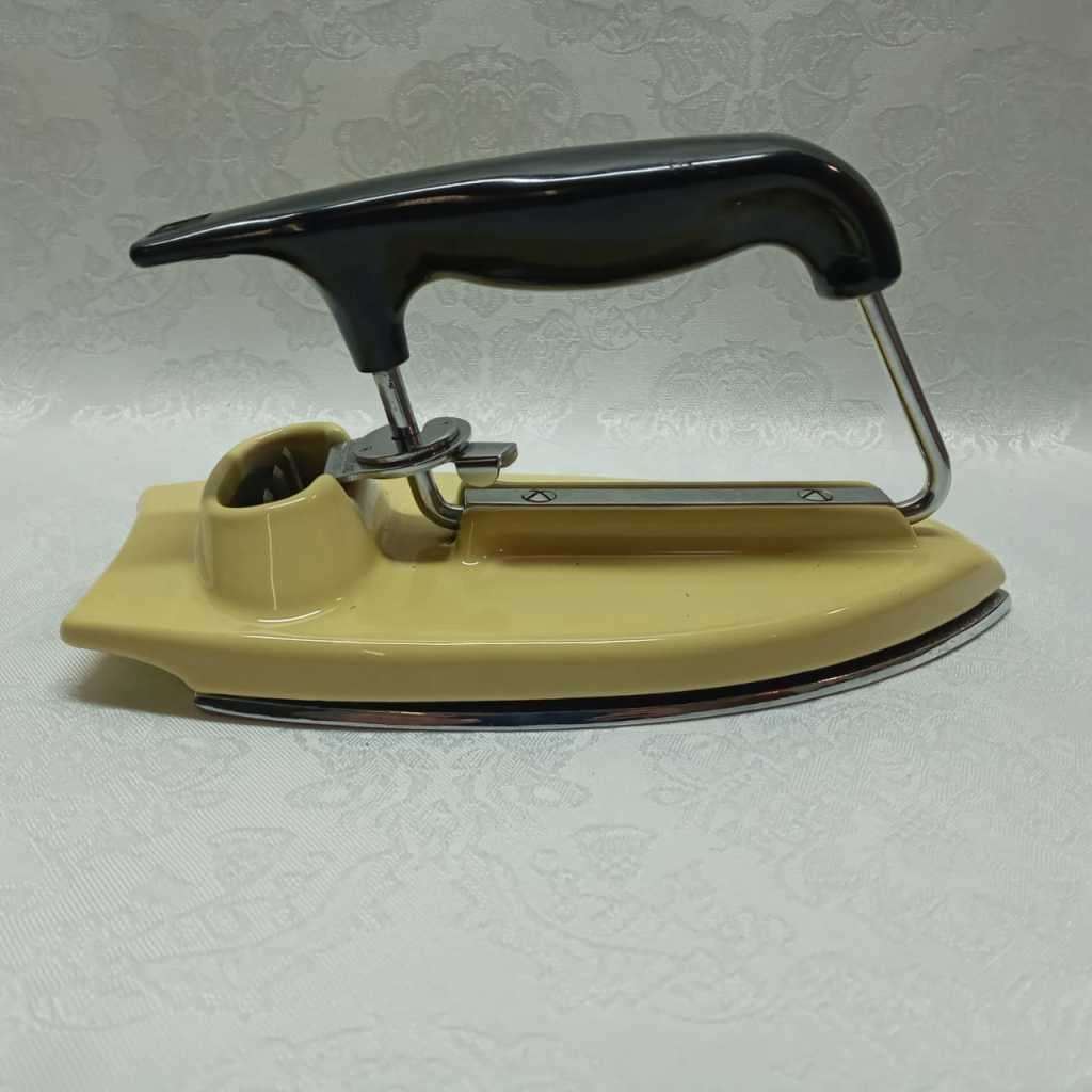Circa 1936 Vintage HMV Electric travelling Iron