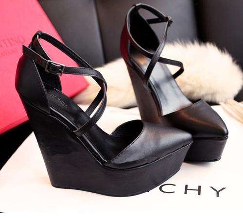 Retro Pointed Toe Strappy Wedges in Black
