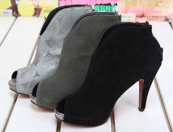 !!! Hot in Hollywood !!! Grey Suede V-mouth Short Boot (Size 2.5 - 6)