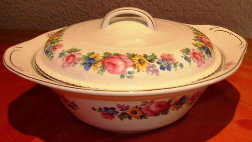 2 beautiful Vintage Porcelain Woods Ivory Ware Vegetable Bowls with lids