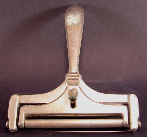 Vintage aluminium cheese cutter no 2 - L 15 cm. Width 12cm