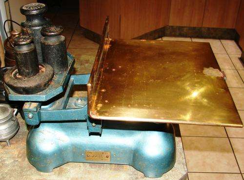 Vintage blue with brass weighing platform KAN 22 lb scale-(Modern Scales Cape Pty(Ltd)with 6 weights
