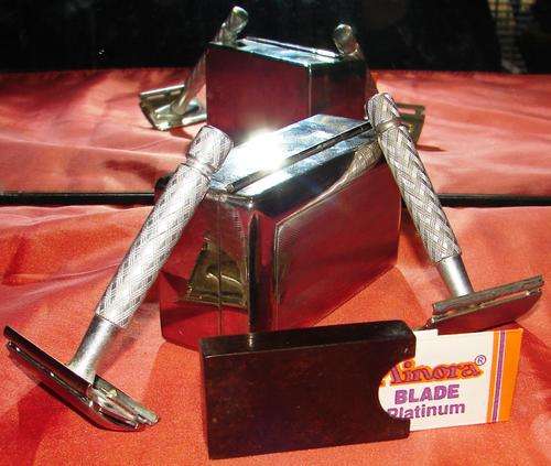 Vintage silver plated box with 2 screw on Gillette raizors and a bakelite raizor blade holder