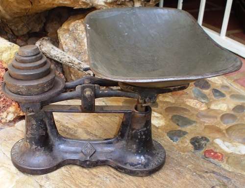 Small antique Ok cast iron scale with weighing bucket and five different weights-working condition
