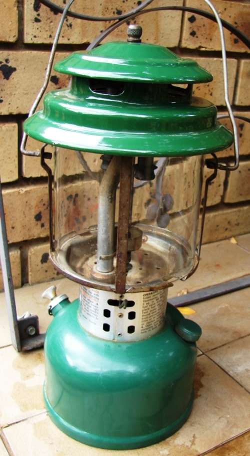 Green Coleman Model 231- The Coleman Co Inc Nichita Kansas USA 01/1976 Kerosene lamp-dual mantles