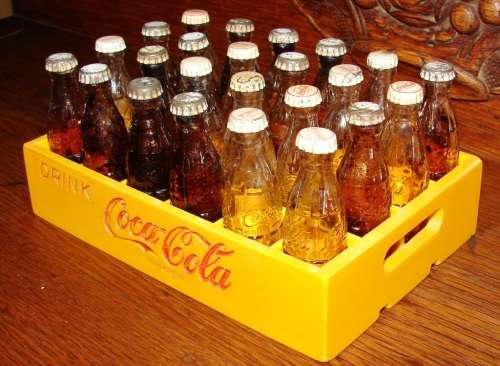 Vintage miniature crate with 24 minature coca cola bottles-good condition