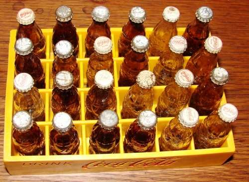 Vintage miniature crate with 24 minature coca cola bottles-good condition