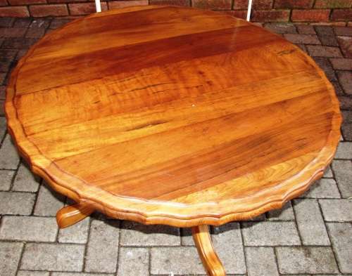 Beautiful big good quality heavy round coffee table in good condition