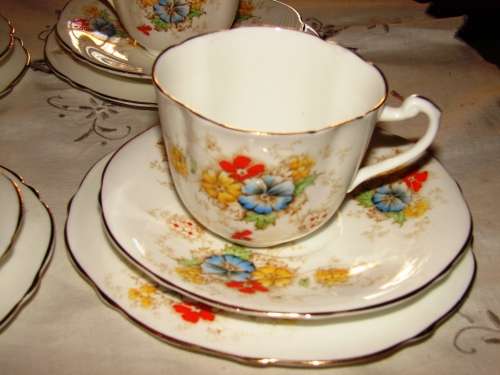 Beautiful oval shaped Paragon-made in England 21 piece tea set with flowers/gold trimmings