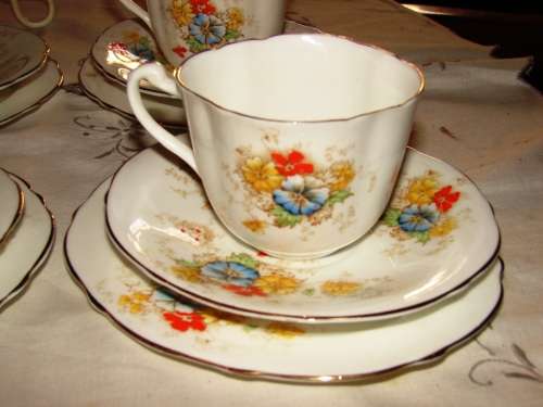 Beautiful oval shaped Paragon-made in England 21 piece tea set with flowers/gold trimmings