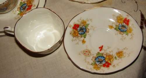 Beautiful oval shaped Paragon-made in England 21 piece tea set with flowers/gold trimmings