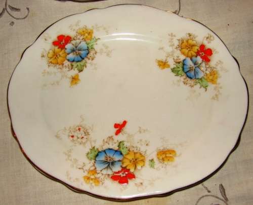 Beautiful oval shaped Paragon-made in England 21 piece tea set with flowers/gold trimmings