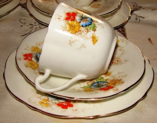 Beautiful oval shaped Paragon-made in England 21 piece tea set with flowers/gold trimmings