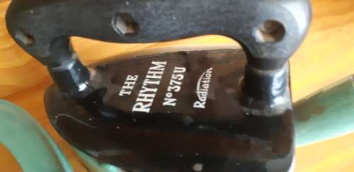 Vintage "The Rhythm no 375U  Radiation" Metal/Enamel coated gas iron with rest-very good condition