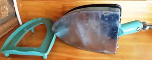 Vintage "The Rhythm no 375U  Radiation" Metal/Enamel coated gas iron with rest-very good condition