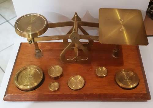 Beautiful vintage brass Warranted Postal letter scale-Made in England with six weights-working