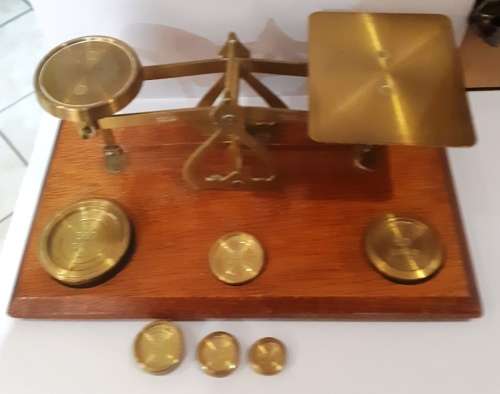 Beautiful vintage brass Warranted Postal letter scale-Made in England with six weights-working