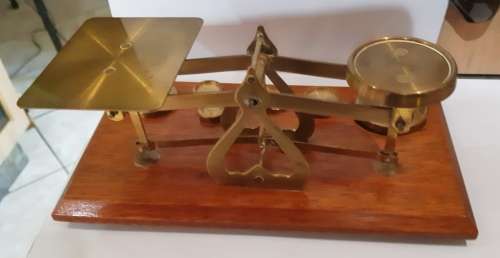 Beautiful vintage brass Warranted Postal letter scale-Made in England with six weights-working
