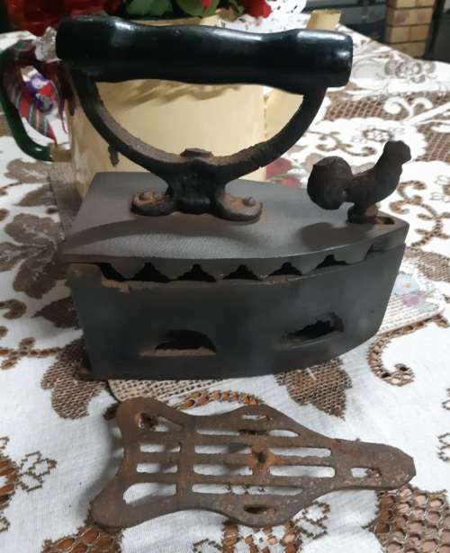 Big Antique Cast Iron with rooster unlock button clothes iron with inner rest-dia.20 Cm x 21 cm