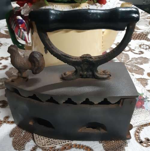 Big Antique Cast Iron with rooster unlock button clothes iron with inner rest-dia.20 Cm x 21 cm