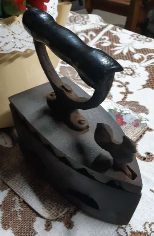 Big Antique Cast Iron with rooster unlock button clothes iron with inner rest-dia.20 Cm x 21 cm