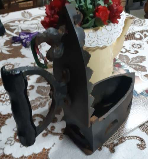 Big Antique Cast Iron with rooster unlock button clothes iron with inner rest-dia.20 Cm x 21 cm