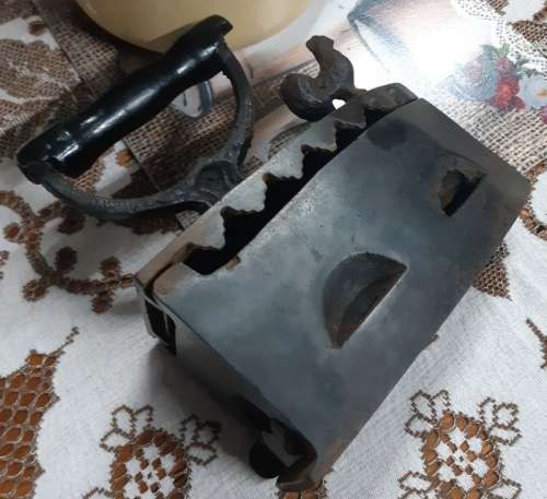 Big Antique Cast Iron with rooster unlock button clothes iron with inner rest-dia.20 Cm x 21 cm