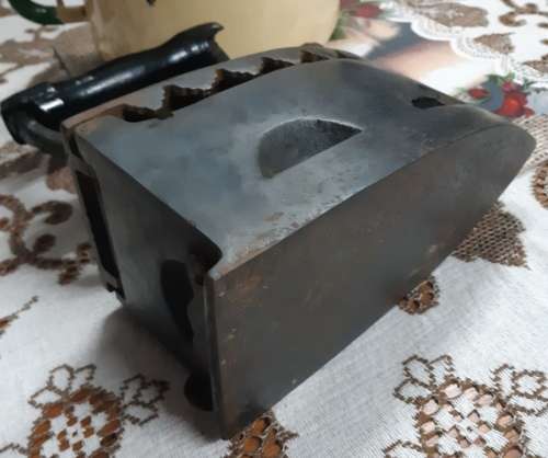 Big Antique Cast Iron with rooster unlock button clothes iron with inner rest-dia.20 Cm x 21 cm