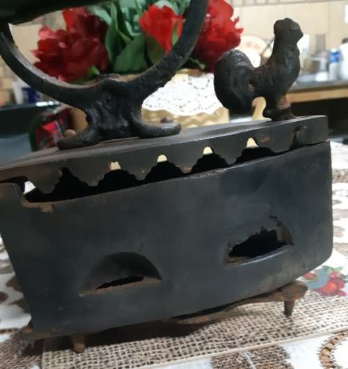 Big Antique Cast Iron with rooster unlock button clothes iron with inner rest-dia.20 Cm x 21 cm
