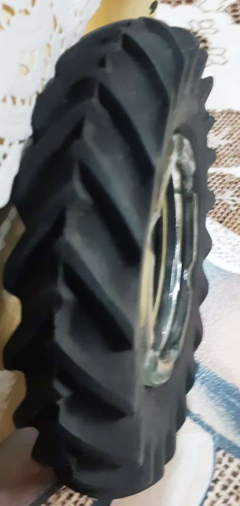 Vintage collectabile Good Year Tractor Tyer with good year branded glass ash tray