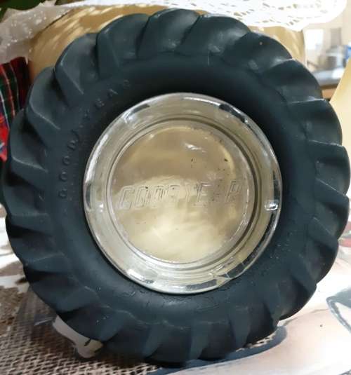 Vintage collectabile Good Year Tractor Tyer with good year branded glass ash tray