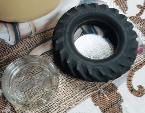 Vintage collectabile Good Year Tractor Tyer with good year branded glass ash tray
