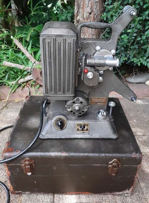 Vintage Keystone Model R8  -  8 mm movie projector in original  carry case