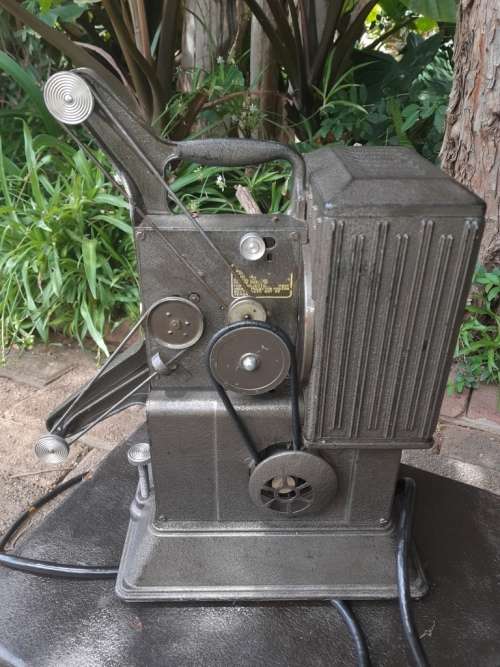 Vintage Keystone Model R8  -  8 mm movie projector in original  carry case