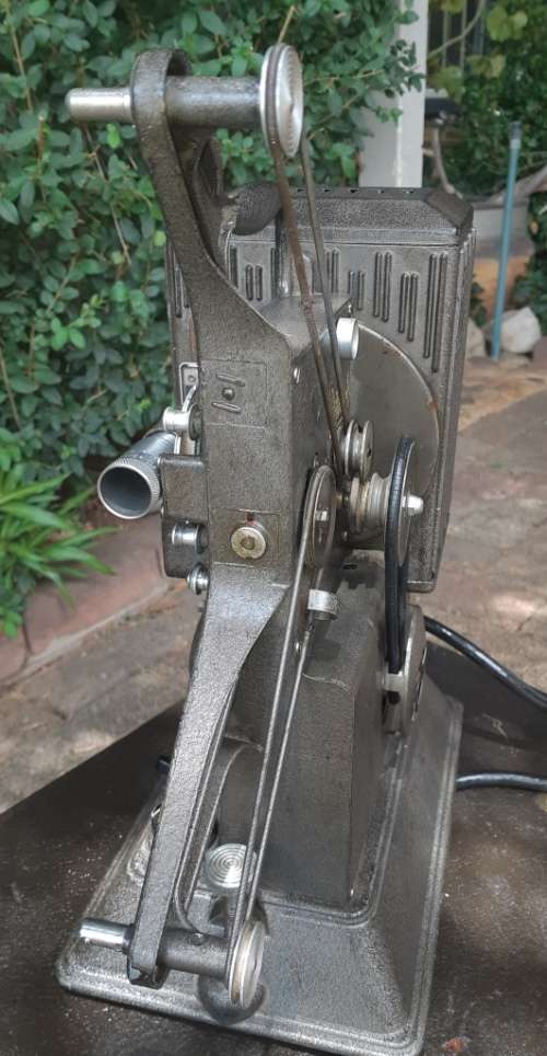 Vintage Keystone Model R8  -  8 mm movie projector in original  carry case