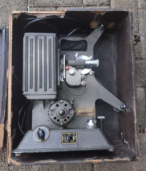 Vintage Keystone Model R8  -  8 mm movie projector in original  carry case