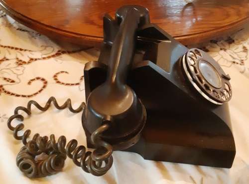 Vintage Black Bakelite telephone in good condition